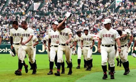 　涙で引き揚げる日南学園ナイン