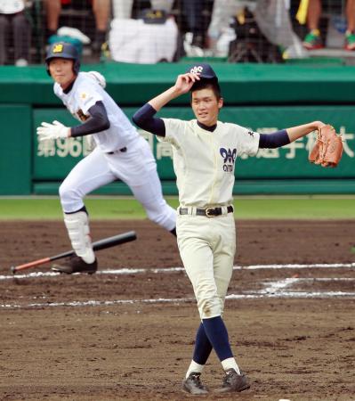 　７回、日本文理・飯塚（左）に適時打打を打たれる大分・佐野