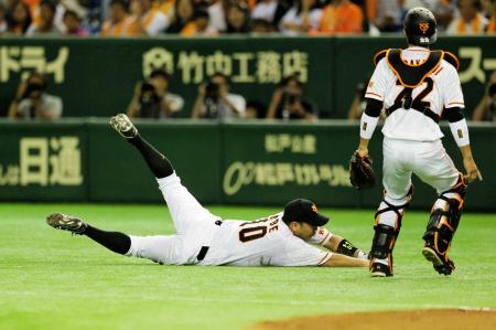 　３回、岩田のバントに飛びつく阿部（撮影・棚橋慶太）