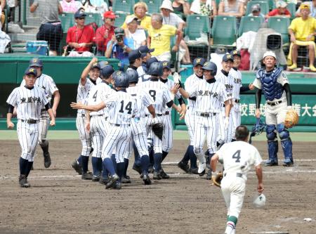 　延長１２回、サヨナラ勝ちにホームベース付近で喜ぶ鹿屋中央ナイン（撮影・保田叔久）