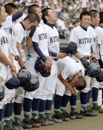 　１回戦で敗退し、涙を流す佐賀北の選手