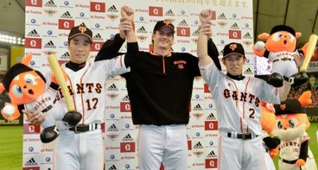 　阪神に連勝しお立ち台で笑顔を見せる（左から）巨人・鈴木、セドン、井端