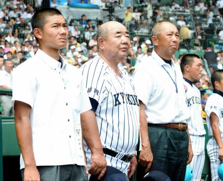 　東海大四に敗れベンチ前で整列する九州国際大付・若生監督（中央）