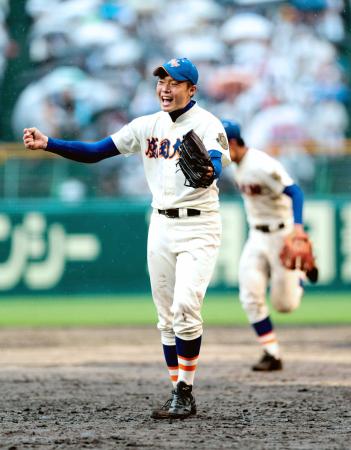 　完投勝利に笑顔でガッツポーズをする盛岡大付・松本（撮影・坂部計介）