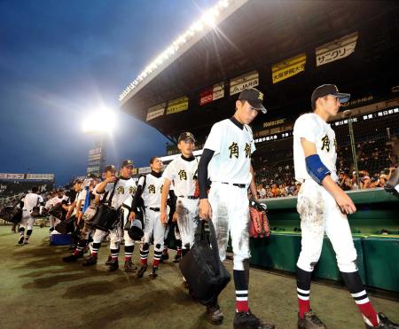 　八頭に敗れがっくりと引き揚げる角館ナイン（撮影・保田叔久）