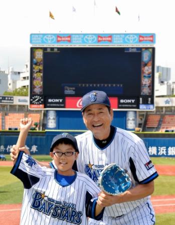 新戦力の城田翔吾君（左）の横で笑顔を見せるＤｅＮＡ・中畑清監督＝横浜スタジアム（撮影・吉澤敬太）