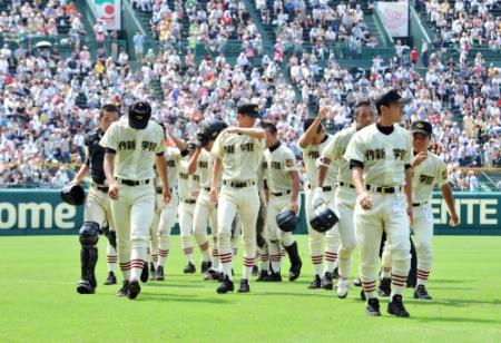 　初戦敗退し肩を落とす作新学院ナイン