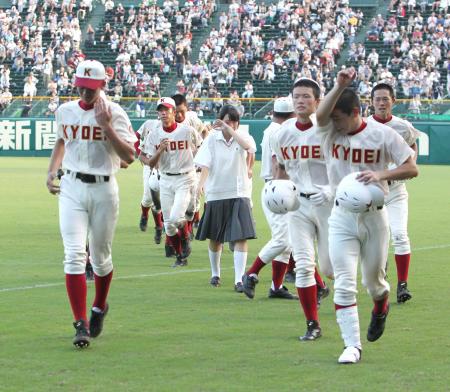 　敦賀気比に敗れ涙をみせる春日部共栄ナイン（撮影・持木克友）