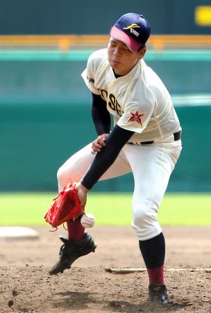 　６回、野久の打球を足で受ける八戸学院光星・中川（撮影・飯室逸平）