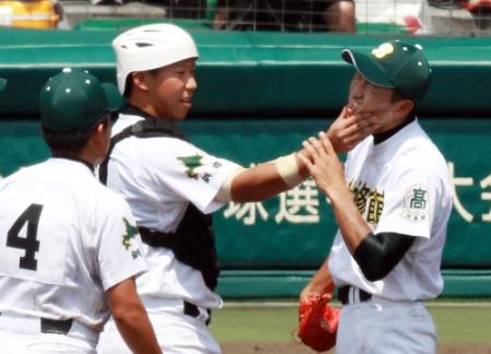 　８回、ピンチで徳橋（右）の顔をひねる武修館・志賀