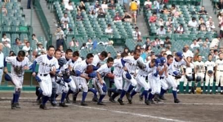 利府を破り駆け出す健大高崎ナイン（撮影・山口　登）