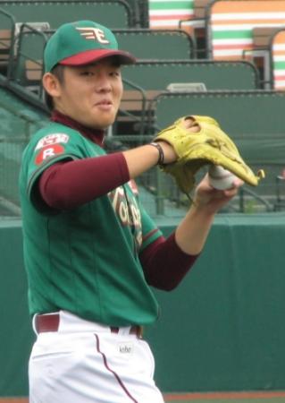 　２０日の日本ハム戦に向けて調整する松井裕。先発初勝利も挙げ、表情には余裕も漂う＝コボスタ宮城