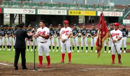 社会人野球広島大会で３年連続８度目の優勝を飾り、表彰されるカープ２軍ナイン＝マツダスタジアム（撮影・出月俊成）