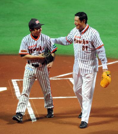 　メモリアルピッチを終え、小川コーチ（左）の肩をたたくダイエーホークスの田淵元監督