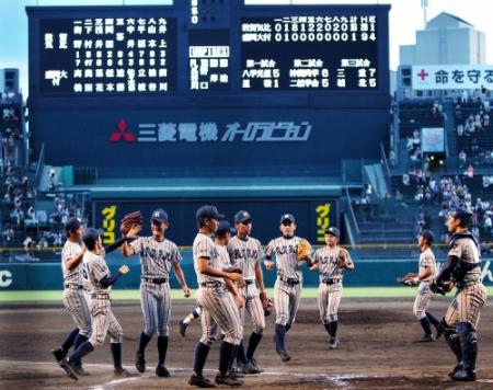 ２０安打１６得点の猛攻での勝利に喜ぶ敦賀気比ナイン（撮影・飯室逸平）