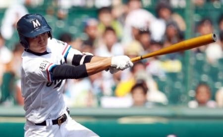 ２回２死二塁、右前に適時打を放つ三重・佐田＝甲子園球場