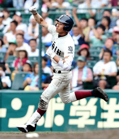 　７回、勝ち越し２ランを放ちガッツポーズをみせる大阪桐蔭・中村（撮影・保田叔久）