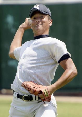 　休養日の練習でキャッチボールする敦賀気比・平沼