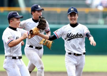 決勝進出を決めナインと喜びあう三重・今井重太朗（右）＝甲子園（撮影・保田叔久）