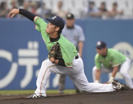 　８回無失点で６勝目を挙げたヤクルト・小川＝松山