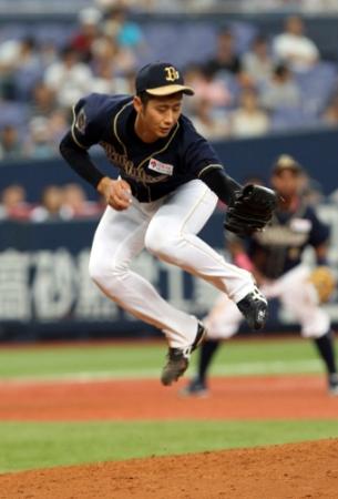 　５回、オリックス・吉田一将は楽天・岡島の打球をジャンプしながらグラブを出すも捕れず