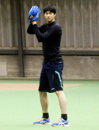 室内練習場でキャッチボールをする日本ハム・大谷