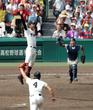 優勝の瞬間、歓喜する大阪桐蔭・福島ら大阪桐蔭ナイン＝甲子園（撮影・飯室逸平）