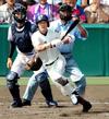 ７回大阪桐蔭、２死満塁、決勝２点タイムリーを放つ中村＝甲子園（撮影・飯室逸平）