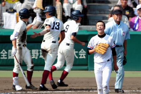 　７回、勝ち越しを許し悔しがる三重・今井（右）＝撮影・飯室逸平