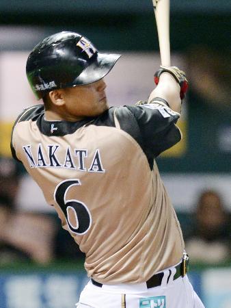 　３回日本ハム２死一塁、中田が中越えに２点本塁打を放つ＝ヤフオクドーム