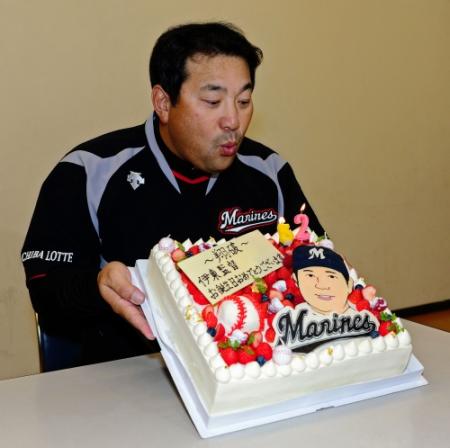 　５２歳の誕生日に報道陣からプレゼントされたケーキの火を消すロッテ・伊東監督