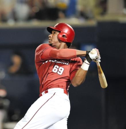 ４回広島１死、先制ソロを放つ広島・ロサリオ＝上毛新聞敷島球場（撮影・北野将市）