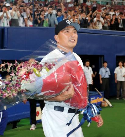 花束を手にお立ち台に向かう山本昌（撮影・飯室逸平）