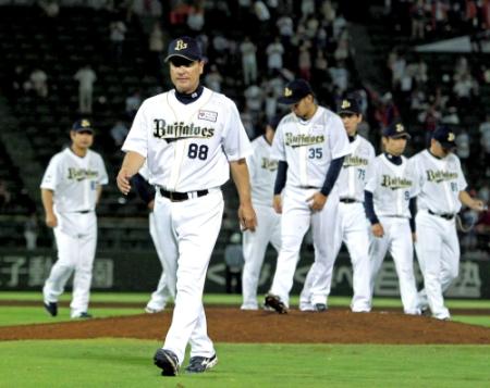 　神戸での今季最終戦を飾れずがっくりと引き上げる森脇監督（撮影・金田祐二）