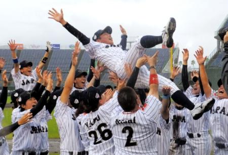 ナインに胴上げされる大倉監督