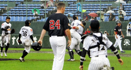 優勝した瞬間、マウンドに駆け寄るマドンナＪのナイン