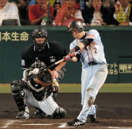 ７回、井端は同点ソロを放つ（撮影・飯室逸平）