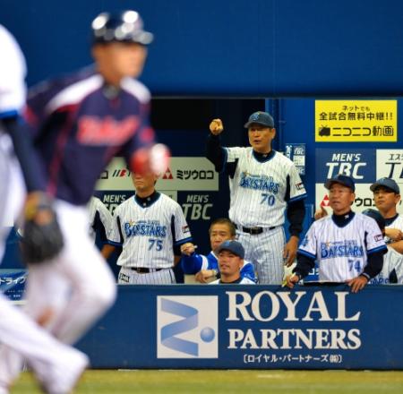 ８回ヤクルト一死三塁、中村悠平の中犠飛で勝ち越しを許し、厳しい口調でベンチから声をあげるＤｅＮＡ・中畑清監督（中）＝横浜スタジアム（撮影・西岡　正）