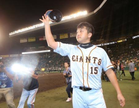 勝利を挙げた巨人・沢村拓一はスタンドの声援に応える＝甲子園（撮影・田中太一）