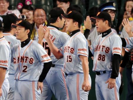 ナインとタッチを交わす（右から）原監督と沢村