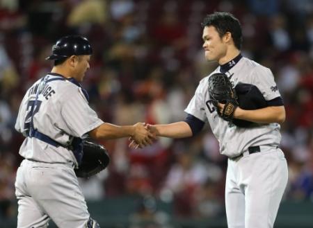 広島に勝ち、谷繁兼任監督（左）と握手を交わす福谷＝マツダスタジアム