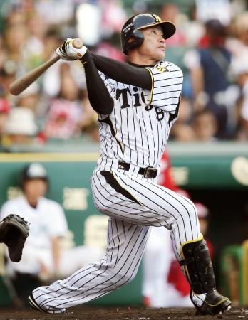 　７回阪神１死、福留が右越えに本塁打を放つ＝甲子園