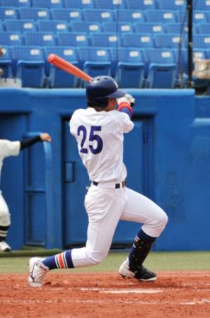 初回２死二塁、駒大・江越は左前打を放つ