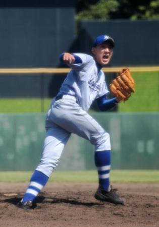 六回２死、三振を奪い、雄たけびをあげる平塚学園・高田孝