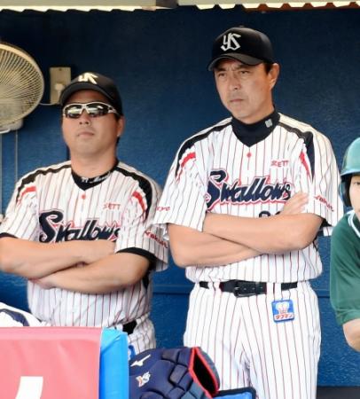 　真中コーチ（左）と並び、厳しい表情で戦況を見守るヤクルト・小川監督
