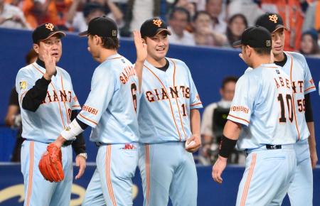 　中日に快勝し原監督（左）らとナインを出迎える菅野（中央）＝撮影・村中拓久