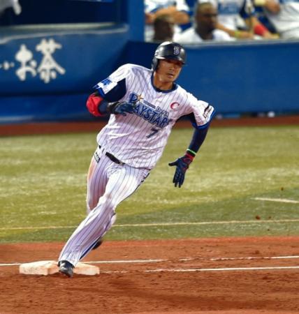 ２回ＤｅＮＡ２死一塁、石川雄洋は左線に適時二塁打を放つ＝横浜スタジアム（撮影・吉澤敬太）