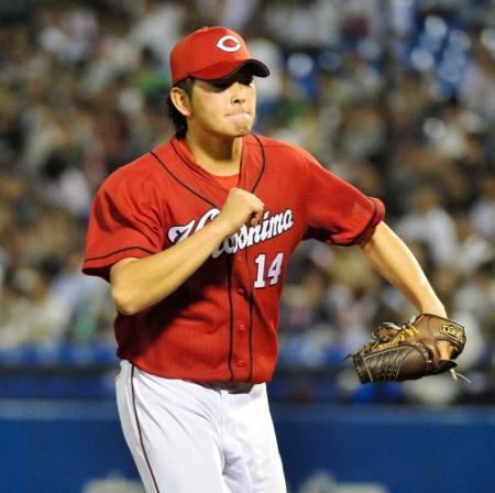 ３回、畠山を空振り三振にとり小さくガッツポーズをする大瀬良（撮影・園田高夫）