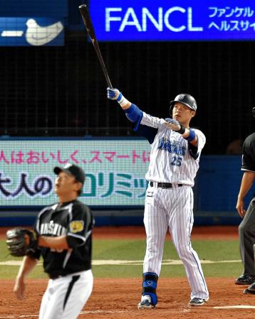 　８回、筒香は勝ち越しソロを放つ（投手・福原）＝撮影・吉澤敬太