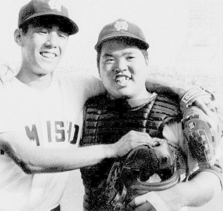 　「ドカベン」の愛称で親しまれた香川伸行氏。左は浪商でバッテリーを組んだ牛島和彦氏＝１９７９年８月、甲子園球場